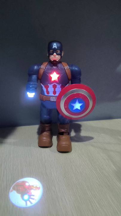 mainan robot captain America  jalan dan suara pakai baterai / robot kapten Amerika