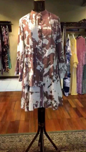 Aura Tunik by Dian Pelangi LIMITED EDITION Blouse Baju Atasan Kemeja Blus Outfit Casual Formal Kerja Kantor Pesta Pernikahan Kondangan Wanita Hijaber Cantik Anggun Modis Modern Elegan Mewah Model Korea Terbaru Motif Batik Asbtrak Kekinian