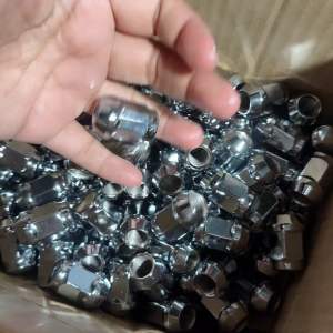 น็อตล้อเดิมจากโรงงาน สีเงิน เบอร์19 เกลียว1.25