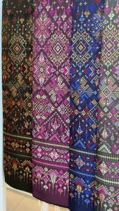 ผ้าไทย ผ้าไหมแพรวากาฬสินธุ์เบอร์12 เป็นไหมสังเคราะห์ ทอลายเกรดพรีเมี่ยม สีเขียว ผ้าชิ้นยังไม่ตัดเย็บ ขนาด 100 x 180 cm หรือ 2 หลา