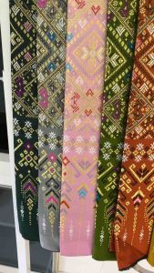 ผ้าไทย ผ้าไหมแพรวากาฬสินธุ์เบอร์ 18 เป็นไหมสังเคราะห์ ทอลายเกรดพรีเมี่ยม สีเขียว No.3 ขนาด 100 x 180 cm หรือ 2 หลา ผ้าชิ้นยังไม่ได้ตัดเย็บ