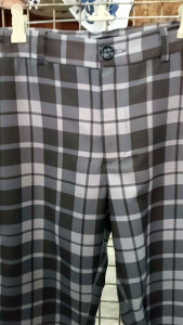 กางเกงขายาวลายสก๊อต โทนสีเทาอ่อน-เข้มและสีดำ สวมใส่ด้วยกระดุมหน้าและซิปหน้า มีกระเป๋า 2 ข้างแต่กระเป๋าหลังเป็นกระเป๋าแต่ง ให้ดูเท่ห์เท่านั้น ใส่ได้ทั้งชาบและหญิง