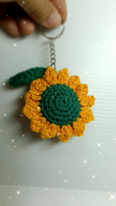 ดอกทานตะวันถักไหมพรม พวงกุญแจ ห้อยกระเป๋า ของขวัญ ของชำร่วย ของฝาก