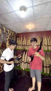 พิณโปร่งสําหรับฝึก สีเข้มสวย พร้อมกระเป๋าผ้าขาวม้า แถมครบชุด