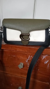 Tas sling preloved branded COC kondisi badan tas kokoh furing masih bagus butuh dibersihkan magnet berfungsi besi2 berembos kepala ziper dalam berembos tag dalam. minusnya kulit bagian alas bwh sampig atas kiri kanan tas sdh kelupas spt divideo