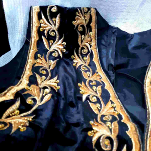 Rompi Bludru Bordir: Pilihan Pakaian Formal Pria