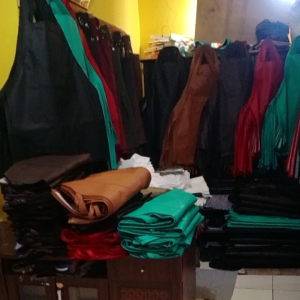 apron/celemek berbahan oscar anti air dan minyak tahan api menggunakan kain oscar kulit sintetis dengan tali leher menggunakan pengunci dan tali leher menggunakan ring jalan sehingga mewah murah berkualitas