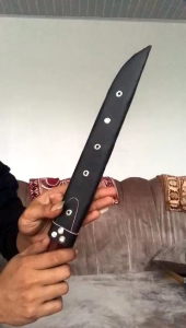 Pisau Sembelih Style Japan Spesifikasi: Gagang Kayu Jati Sarung Kalep Bahan Bilah Baja Per Panjang Bilah 25 Cm Lebar Bilah 3 Cm Tebal Bilah 3 Mm