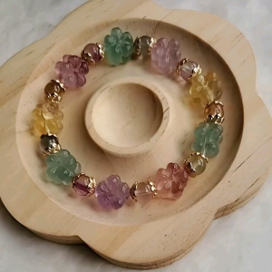 Vòng tay Hoa mai đá Flourit khắc lập thể 2 mặt đa sắc tinh xảo trong veo