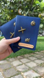 Bao da đựng hộ chiếu màu xanh navy simple gắn tên theo yêu cầu dán charm cá tính. Chất da mềm có ngăn kẹp vé máy bay.