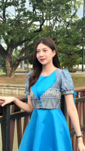 ชุดผ้าไทยใส่วันแม่ชุดผ้าไทยโทนสีฟ้าน้ำเงินฟ้าอมเทา กระโปรงทรงย้วยแขนตุ๊กตามีโบว์