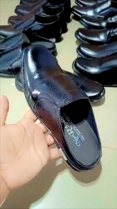 Pasang Sepatu Pantofel: Sepatu Sandal Selop Kulit Pria Hitam Coklat Kerja Kantor