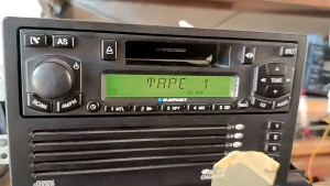 วิทยุเทป รถยนต์ ยี่ห้อ BLAUPUNKT ติดมากับรถยนต์เชฟโรเลต วิทยุ เทป ใช้งานได้ปกติ ส่วนซีดีใช้ไม่ได้นะคะสายขาด ขายตามสภาพ ตัวบอดี้ยังสวย คลาสสิค