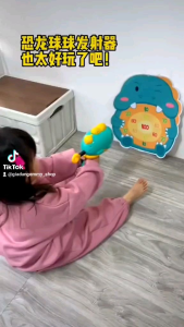 Đồ chơi cho bé - đồ chơi súng bắn bóng dính hình khủng long kèm bảng phi tiêu bóng và móc treo