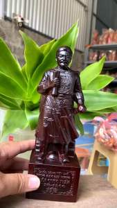 tượng Trần Quốc Tuấn ý nghĩa trấn trạch bảo hộ cho gia đình khỏi những điều xấu xa gỗ sưa trắc đỏ có 2 kích thước