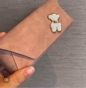 Hộp đựng kính hình gấu được làm bằng da PU