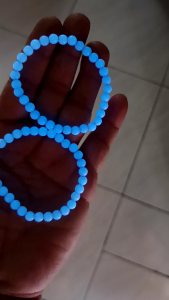 gelang batu akik full posfor asli menyala biru dalam gelap 6 mm
