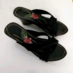 Sandal Kayu Modern Tali Silang Ukir Bunga
