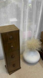 ตู้ลิ้นชัก และมีกระจกด้านหลัง