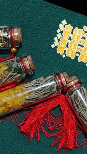 A wealth god figurine made of cinnamon perfect for attracting wealth suitable for desktop office desks and home decorations and a portable creative gift