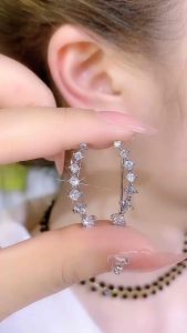 A139 COD (Bebas beli 2 dapat bonus) H-Girl888 Anting tusuk permata kecil simple titanium original Korea\\n\\n Apa Itu A139 COD?\\nA139 COD adalah penawaran menarik dari H-Girl888, sebuah merek terkenal yang menyediakan anting tusuk permata kecil simple titanium original Korea. Dengan penawaran ini, Anda bisa mendapatkan bonus ketika membeli dua pasang anting permata. Desain minimalis dan sederhana membuat anting ini menjadi pilihan yang sempurna untuk setiap kesempatan.\\n\\n Bagaimana Menggunakan A139 COD?\\nBerikut langkah-langkah untuk memesan anting permata:\\n\\n1. Kunjungi website resmi H-Girl888\\n2. Pilih anting permata yang diinginkan\\n3. Masukkan jumlah pesanan (minimal dua pasang)\\n4. Lengkapi informasi pengiriman dan pembayaran\\n5. Konfirmasi pesanan\\n\\nUntuk merawat anting permata ini, pastikan untuk menyimpannya di tempat kering dan aman. Bersihkan anting menggunakan kain lembut dan hindari kontak langsung dengan air atau bahan kimia.\\n\\n Keunggulan Anting Permata Kecil Simple Titanium\\nAnting tusuk permata kecil simple titanium original Korea memiliki beberapa keunggulan:\\n\\n* Kualitas bahan material: Anting ini dibuat dari bahan titanium berkualitas tinggi, yang tahan lama dan tidak mudah berkarat.\\n* Desain anting tusuk permata kecil: Desain minimalis dan sederhana membuat anting ini cocok untuk setiap kesempatan.\\n* Anting simple titanium original Korea: Sebagai produk original dari Korea, anting ini menjamin kualitas dan keaslian.\\n\\n Testimoni Pengguna A139 COD\\nBerikut beberapa ulasan pelanggan tentang anting permata:\\n\\n* \\\"Anting ini sangat cantik dan berkualitas tinggi. Saya sangat senang mendapatkan bonus ketika membeli dua pasang.\\\" - Jane Doe\\n* \\\"Desain minimalis dan sederhana membuat anting ini menjadi favorit saya. Saya akan membeli lagi!\\\" - John Smith\\n\\n Kesimpulan\\nA139 COD menawarkan penawaran menarik dengan desain minimalis dan sederhana. Anting tusuk permata kecil simple titanium original Korea ini merupakan pilihan yang sempurna untuk setiap kesempatan. Dengan kualitas bahan material yang tinggi, desain yang indah, dan bonus ketika membeli dua pasang, A139 COD adalah rekomendasi yang bagus bagi Anda yang mencari anting permata berkualitas tinggi.\n}