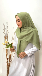 Hijab Plain Square dengan Jahit Tepi