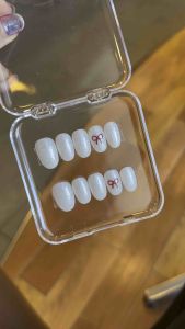 เล็บเจลสีขาวมุกเพ้นท์ลายโบว์น่ารักๆ สีสวยขาวมุกคลีนๆ เล็บทรงอัลมอนด์สั้น