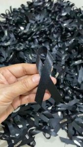 โบว์ไว้อาลัยเข็มกลัดแป้น แพคละ 50 ตัว ทำจากริบบิ้นผ้าต่วน