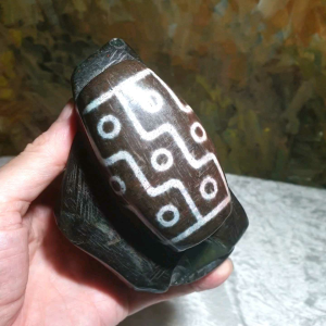 878 grams Large size aged Tibetan Xang Xung (Zhang Zhung) reddish bluish greenish 9-Eye Dzi display/handheld piece with lots of red spots (with certificate) 878克大号西藏老矿象雄满朱砂天然红蓝绿九眼天珠摆件/手把件(带证书)