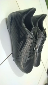 sepatu bola SPECS Accelelator slaz hitam terbaru