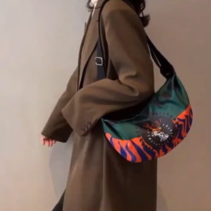 กระเป๋าสะพายลายแนวแฟชั่น กันน้ำกันฝนผ้าไนลอน