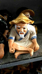 Tượng gốm ông lão câu cá