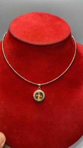 สร้อยคอช็อคเกอร์ 2 กษัตริย์ พร้อมจี้กังหันล้อมด้วยเพชรสวิต ช่วยเสริมราศี ช่วยขจัดปัดเป่าสิ่งชั่วร้ายออกไป นำพาสิ่งดีดีเข้ามาในชีวิต สร้อยคอ มีน้ำหนัก 2 สลึง ความยาว 18 นิ้ว