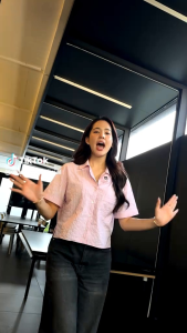 Mall Essence ผงซักฟอกเอสเซ้นซ์ ขนาด 1900 กรัม / 1800 กรัม x1ถุง   รายละเอียด พลังสะอาด... ละลายน้ำง่าย... ไม่ทิ้งคราบขาว ㆍEncapsulated Perfume แคปซูลมหัศจรรย์ กระจายความหอมสู เส้นใยผ้า อย่างทั่วถึง ช่วยให้ผ้าหอมนานทุการเคลื่อนไหว ㆍพลัง Silver Nano