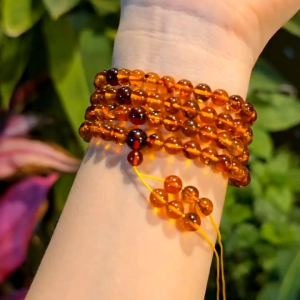 Chuỗi 108 hạt hổ phách hoa Baltic. Màu vàng mật đẹp dữ dằn không săn được thì tiếc lắm ạ! nb - Phong Thủy TUDO