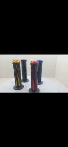 ปลอกมือ ปลอกแฮนด์มอเตอร์ไซค์ (ปลอกแฮนด์ลายทาง) ปลอกแฮนด์แต่ง สามารถใส่ได้กับรถมอเตอร์ไซค์ทุกรุ่น มีให้เลือก 4สี (1คู่)