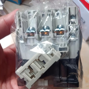 Kontaktor 60A Mitsubishi S-T35 3P 220V dan 110V