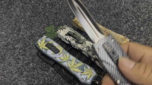 มีดสปริงตรงใช้งานง่ายแค่กดปุ่ม มีดเดินป่าพร้อมปลอกผ้าไนลอนมีช่องสอดเข็มขัดคาดเอวได้