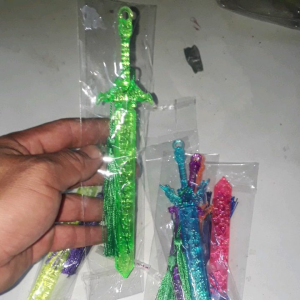 Đồ chơi mô hình Sét 6 thanh_kiếm bằng nhựa dài 18cm có 6 màu khác nhau để trang trí rất đẹp