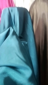 Bahan Saten Silk: Pilihan Terbaik untuk Pakaian, Dekorasi, dan Kerajinan\\n\\n Pengertian Bahan Saten Silk\\n\\nBahan Saten Silk merupakan kain berkualitas tinggi yang terbuat dari serat sutra alami. Kain ini dikenal karena teksturnya yang lembut, berkilau, dan sangat nyaman dipakai. Selain itu, bahan Saten Silk juga memiliki sifat yang sangat tahan lama dan dapat digunakan untuk berbagai keperluan, seperti pakaian, dekorasi, dan kerajinan.\\n\\n Sifat-sifat Bahan Saten Silk\\n\\nBerikut adalah beberapa sifat yang dimiliki oleh bahan Saten Silk:\\n\\n- **Tekstur**: Lebih lembut dan halus dibandingkan dengan bahan lainnya.\\n- **Kilau**: Berkilau dan mampu mencerminkan cahaya dengan baik.\\n- **Daya tahan**: Sangat tahan lama dan tidak mudah robek atau sobek.\\n- **Perawatan**: Mudah dirawat dan tidak memerlukan perawatan khusus.\\n\\n Manfaat Menggunakan Bahan Saten Silk\\n\\nAda banyak manfaat yang bisa Anda dapatkan ketika menggunakan bahan Saten Silk, antara lain:\\n\\n- **Nyaman dipakai**: Bahan Saten Silk sangat nyaman dipakai karena teksturnya yang lembut dan halus.\\n- **Tahan lama**: Bahan Saten Silk sangat tahan lama dan tidak mudah rusak, sehingga dapat digunakan untuk jangka waktu yang panjang.\\n- **Beragam penggunaan**: Bahan Saten Silk dapat digunakan untuk berbagai keperluan, seperti pakaian, dekorasi, dan kerajinan.\\n\\n Pilihan Terbaik untuk Pakaian\\n\\nBahan Saten Silk merupakan pilihan terbaik untuk pakaian karena sifat-sifatnya yang membuatnya nyaman dipakai dan tahan lama. Berikut adalah beberapa tips yang bisa Anda ikuti ketika memilih bahan Saten Silk untuk pakaian:\\n\\n- **Pilih bahan dengan kualitas yang baik**: Pastikan bahwa bahan Saten Silk yang Anda pilih memiliki kualitas yang baik dan tidak ada cacat.\\n- **Perhatikan warna**: Pilih warna yang sesuai dengan selera Anda dan sesuaikan dengan acara yang akan Anda hadiri.\\n- **Perhatikan ukuran**: Pastikan bahwa ukuran bahan Saten Silk yang Anda pilih sesuai dengan ukuran tubuh Anda.\\n\\n Cara Memilih Kain Saten Silk untuk Pakaian\\n\\nBerikut adalah beberapa langkah yang bisa Anda ikuti ketika memilih bahan Saten Silk untuk pakaian:\\n\\n1. **Lihat kualitas bahan**: Pastikan bahwa bahan Saten Silk yang Anda pilih memiliki kualitas yang baik dan tidak ada cacat.\\n2. **Perhatikan warna**: Pilih warna yang sesuai dengan selera Anda dan sesuaikan dengan acara yang akan Anda hadiri.\\n3. **Perhatikan ukuran**: Pastikan bahwa ukuran bahan Saten Silk yang Anda pilih sesuai dengan ukuran tubuh Anda.\\n\\n Tips Merawat Bahan Saten Silk pada Pakaian\\n\\nBerikut adalah beberapa tips yang bisa Anda ikuti ketika merawat bahan Saten Silk pada pakaian:\\n\\n- **Jangan mencuci dengan mesin**: Cucilah bahan Saten Silk dengan tangan dan hindari mencuci dengan mesin.\\n- **Gunakan deterjen yang cocok**: Gunakan deterjen yang cocok untuk bahan Saten Silk dan hindari menggunakan deterjen yang mengandung bleaching agent.\\n- **Jemur di tempat teduh**: Jemurlah bahan Saten Silk di tempat teduh dan hindari menjemur di bawah sinar matahari langsung.\\n\\n Pilihan Terbaik untuk Dekorasi\\n\\nBahan Saten Silk juga merupakan pilihan terbaik untuk dekorasi karena sifat-sifatnya yang membuatnya sangat indah dan tahan lama. Berikut adalah beberapa ide dekorasi rumah dengan bahan Saten Silk:\\n\\n- **Gorden**: Gorden dengan bahan Saten Silk akan membuat ruangan Anda terlihat lebih elegan dan mewah.\\n- **Guling**: Guling dengan bahan Saten Silk akan membuat tidur Anda lebih nyaman dan berkualitas.\\n- **Sprei**: Sprei dengan bahan Saten Silk akan membuat tidur Anda lebih nyaman dan berkualitas.\\n\\n Cara Menggunakan Bahan Saten Silk untuk Dekorasi\\n\\nBerikut adalah beberapa langkah yang bisa Anda ikuti ketika menggunakan bahan Saten Silk untuk dekorasi:\\n\\n1. **Pilih warna yang sesuai**: Pilih warna yang sesuai dengan tema dekorasi rumah Anda.\\n2. **Perhatikan ukuran**: Pastikan bahwa ukuran bahan Saten Silk yang Anda pilih sesuai dengan ukuran ruangan atau objek yang akan Anda dekorasi.\\n3. **Perhatikan detail**: Perhatikan detail seperti pola dan tekstur bahan Saten Silk yang akan Anda gunakan.\\n\\n Ide Dekorasi Rumah dengan Bahan Saten Silk\\n\\nBerikut adalah beberapa ide dekorasi rumah dengan bahan Saten Silk:\\n\\n- **Gorden**: Gorden dengan bahan Saten Silk akan membuat ruangan Anda terlihat lebih elegan dan mewah.\\n- **Guling**: Guling dengan bahan Saten Silk akan membuat tidur Anda lebih nyaman dan berkualitas.\\n- **Sprei**: Sprei dengan bahan Saten Silk akan membuat tidur Anda lebih nyaman dan berkualitas.\\n\\n Pilihan Terbaik untuk Kerajinan\\n\\nBahan Saten Silk juga merupakan pilihan terbaik untuk kerajinan karena sifat-sifatnya yang membuatnya sangat indah dan tahan lama. Berikut adalah beberapa contoh kerajinan dengan bahan Saten Silk:\\n\\n- **Brooch**: Brooch dengan bahan Saten Silk akan membuat penampilan Anda lebih menarik dan elegan.\\n- **Kantong tas**: Kantong tas dengan bahan Saten Silk akan membuat tas Anda terlihat lebih elegan dan mewah.\\n- **Aksesoris lainnya**: Aksesoris lainnya seperti gelang, kalung, dan anting dengan bahan Saten Silk akan membuat penampilan Anda lebih menarik dan elegan.\\n\\n Cara Mengaplikasikan Bahan Saten Silk pada Kerajinan\\n\\nBerikut adalah beberapa langkah yang bisa Anda ikuti ketika mengaplikasikan bahan Saten Silk pada kerajinan:\\n\\n1. **Pilih warna yang sesuai**: Pilih warna yang sesuai dengan tema kerajinan Anda.\\n2. **Perhatikan ukuran**: Pastikan bahwa ukuran bahan Saten Silk yang Anda pilih sesuai dengan ukuran kerajinan yang akan Anda buat.\\n3. **Perhatikan detail**: Perhatikan detail seperti pola dan tekstur bahan Saten Silk yang akan Anda gunakan.\\n\\n Contoh Kerajinan dengan Bahan Saten Silk\\n\\nBerikut adalah beberapa contoh kerajinan dengan bahan Saten Silk:\\n\\n- **Brooch**: Brooch dengan bahan Saten Silk akan membuat penampilan Anda lebih menarik dan elegan.\\n- **Kantong tas**: Kantong tas dengan bahan Saten Silk akan membuat tas Anda terlihat lebih elegan dan mewah.\\n- **Aksesoris lainnya**: Aksesoris lainnya seperti gelang, kalung, dan anting dengan bahan Saten Silk akan membuat penampilan Anda lebih menarik dan elegan.\\n\\nDengan memahami sifat-sifat dan manfaat dari bahan Saten Silk, Anda dapat memanfaatkannya untuk berbagai keperluan, seperti pakaian, dekorasi, dan kerajinan. Selamat mencoba!\"