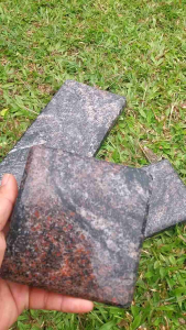 พาราดิโซ่ (Paradiso) หินมีสายแร่ดำขาวและมีผลึกสีส้มแต้มสวยงาม เหมาะสำหรับการจัดวางสิ่งของ