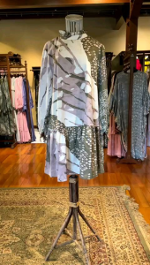 Zida Tunik by Dian Pelangi LIMITED EDITION Blouse Baju Atasan Kemeja Blus Outfit Casual Formal Kerja Kantor Pesta Pernikahan Kondangan Lebaran Wanita Hijaber Cantik Anggun Modis Modern Elegan Mewah Model Korea Terbaru Motif Batik Hand Made Kekinian