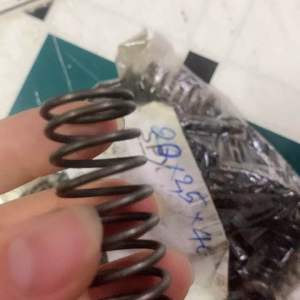 Lò xo nén phi 20 (ngoài 20mm sợi 25mm dài 40mm)✅✅✅