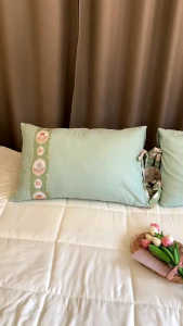 ปลอกหมอนงาน Handmade สีเขียวพาส เพิ่มความน่ารักคาดกระต่ายดอกไม้ พร้อมผูกโบว์ อีกด้านจะเป็นผ้าพื้นสามารถใช้ได้ทั้ง 2 ฝั่งเลยค่ะ