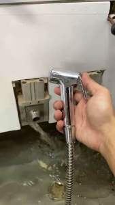 Vòi xịt vệ sinh tăng áp vòi xịt vệ sinh kèm dây dẫn và đế cài