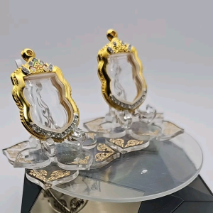 ตลับพระ/กรอบพระไมคอนทองสูตรฝังพลอย ขนาดวง 2.8*3.9 ซม เสมาเข้ารูปหรือพิมพ์ใกล้เคียง เป็นต้น ** ขนาดที่ใส่สวย 2.4*3.55 ซม