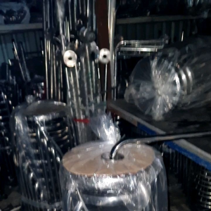 Tay vin cầu thang  bằng inox cao cấp 304  với nhiều kích thước khác nhau . Hàng dày  ống o22mm  vừa vặn và chắc chắn .Có đủ phụ kiện ốc vít inox theo kèm