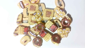 Isinya 10pcs Clay Resin Glosy coklat lucu bros