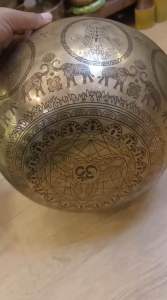 ระฆังทิเบตทำมือจากเนปาล 30.3ซม. (2520ก.) – แกะสลักเลเซอร์ มนต์ & สัญลักษณ์โอม | ใช้สำหรับทำสมาธิ โยคะ การบำบัดเสียง Singing Bowl 30.3cm (2520g) – Laser Engraved Mantra & OM Design | Meditation Yoga Sound Healing