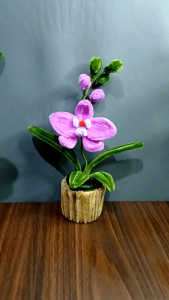 bunga anggrek warna ungu dengan pot dari kawat bulu harga murah / hiasan rumah / bunga kawat bulu / bunga kawat bulu pot